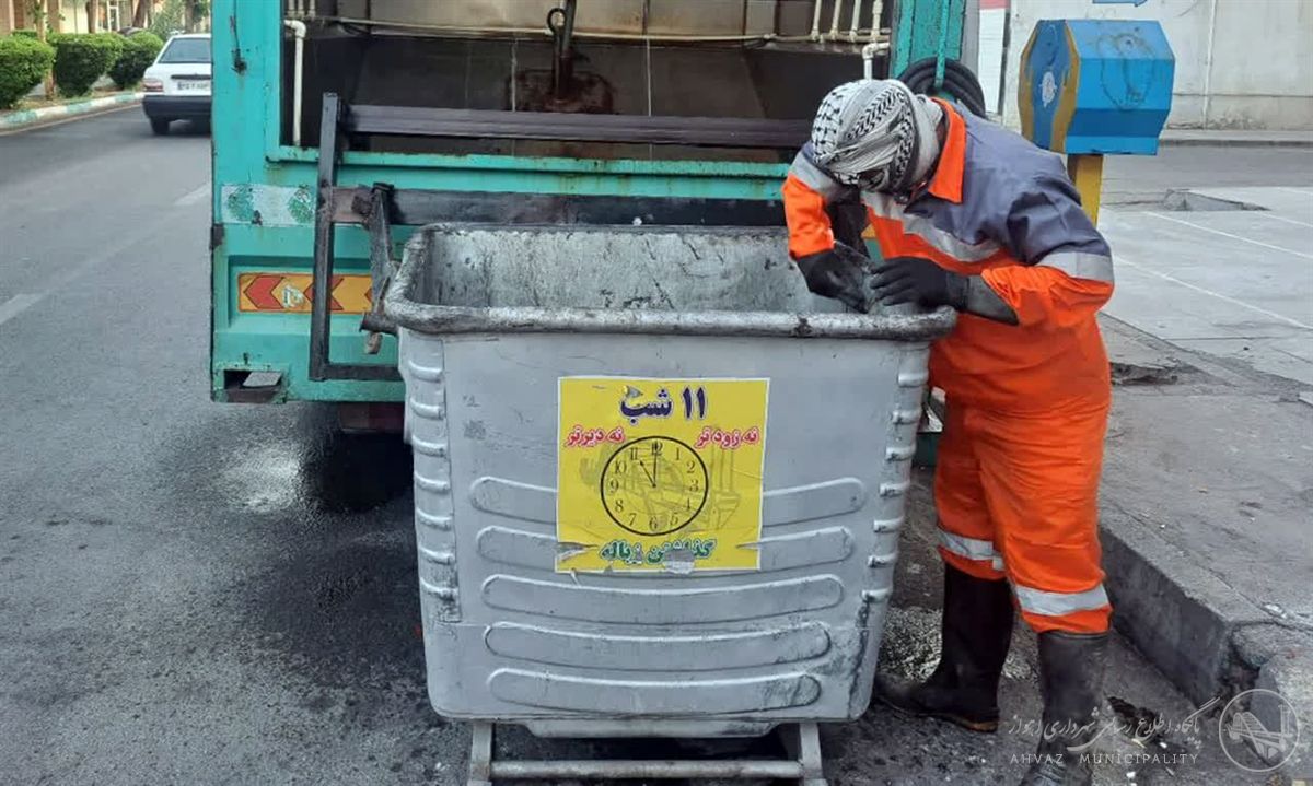شستوشو و گندزدایی مخازن و گاریهای حمل زباله در خیابان سی متری