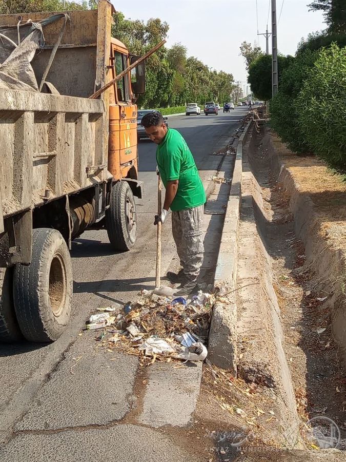 پاک‌سازی بلوار قدس با اجرای عملیات حمل و انتقال لجن‌های انباشته‌شده