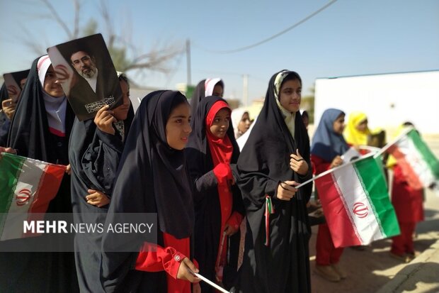 جشن شکوفهها در دلگان؛ کلاساولیها سال تحصیلی را آغاز کردند
