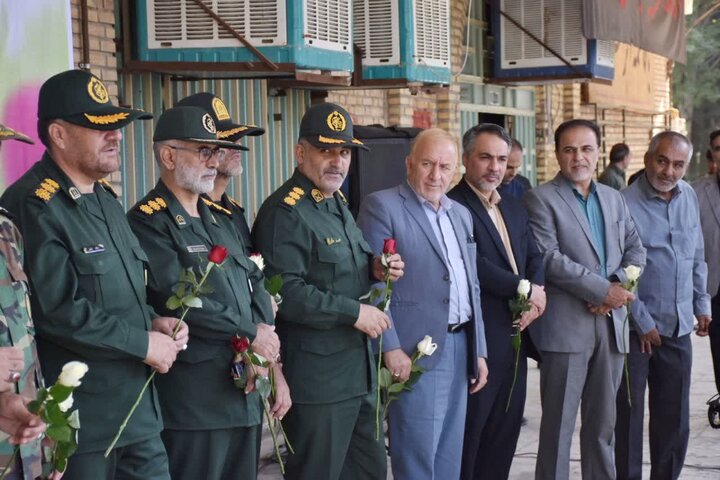 گلزار شهدای خرم‌آباد در هفته دفاع مقدس گلباران و عطرافشانی شد
