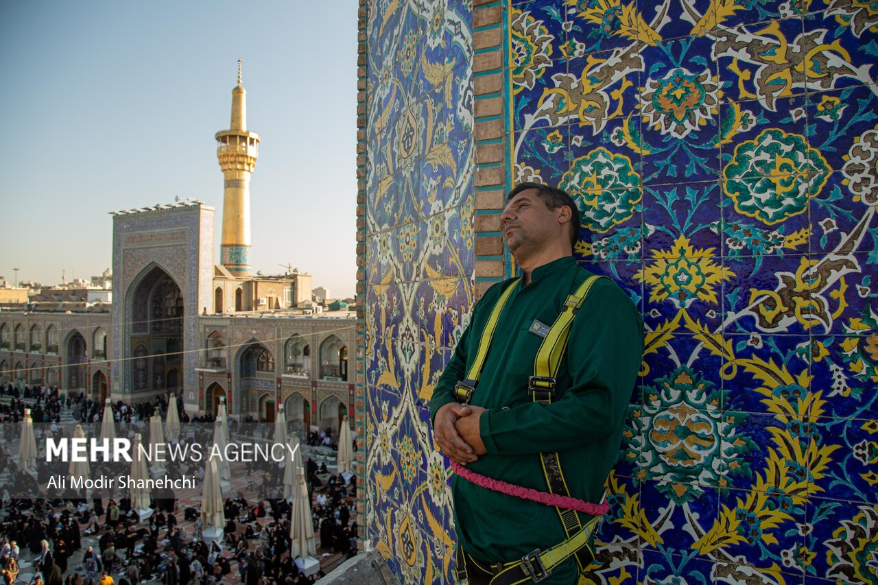 تعویض پرچم حرم امام رضا(ع) همزمان با سوم ربیع الاول