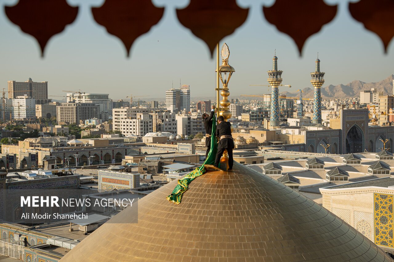 تعویض پرچم حرم امام رضا(ع) همزمان با سوم ربیع الاول