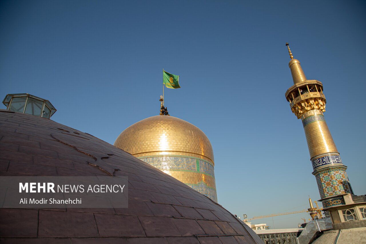 تعویض پرچم حرم امام رضا(ع) همزمان با سوم ربیع الاول