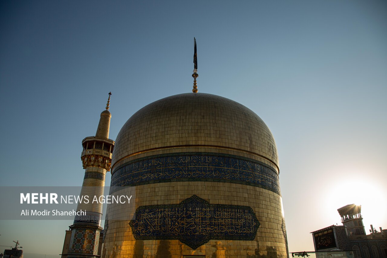 تعویض پرچم حرم امام رضا(ع) همزمان با سوم ربیع الاول