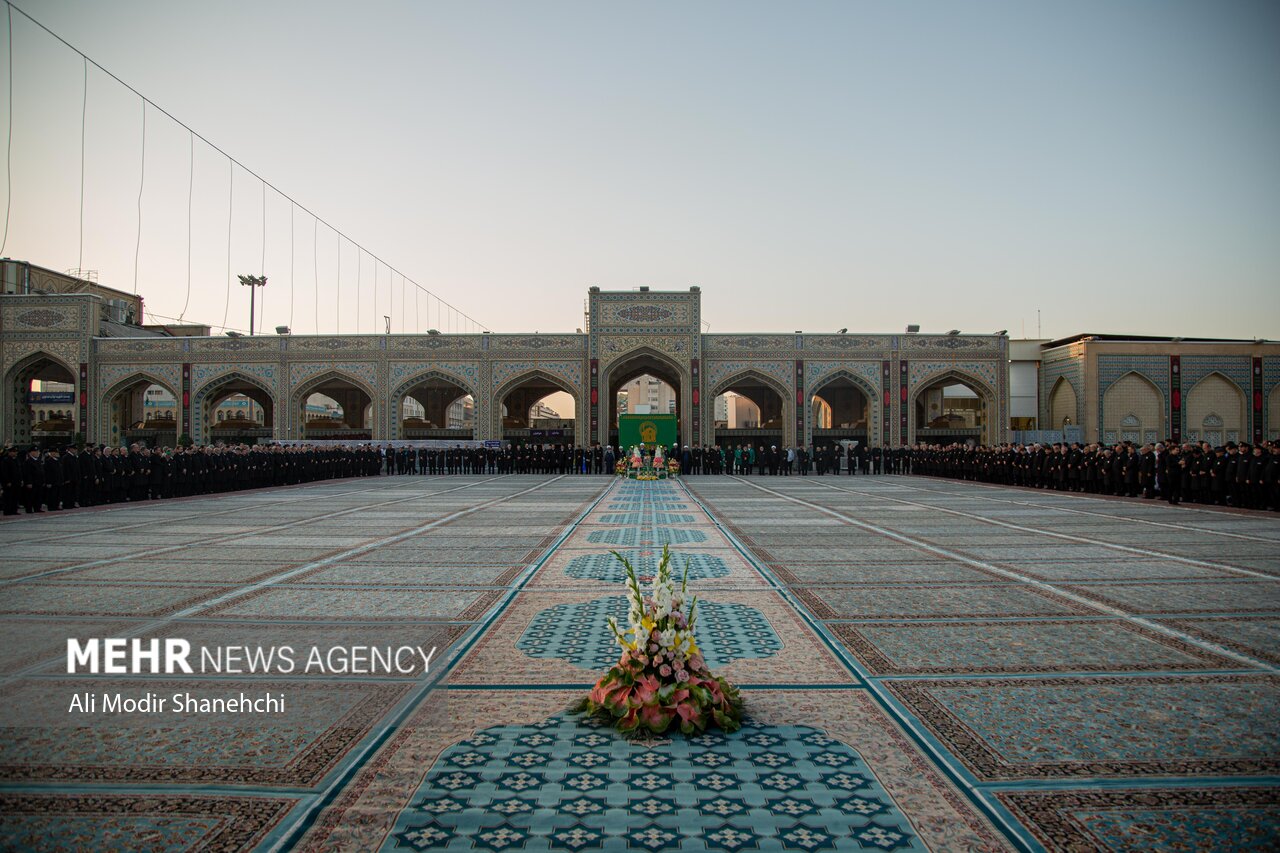 تعویض پرچم حرم امام رضا(ع) همزمان با سوم ربیع الاول