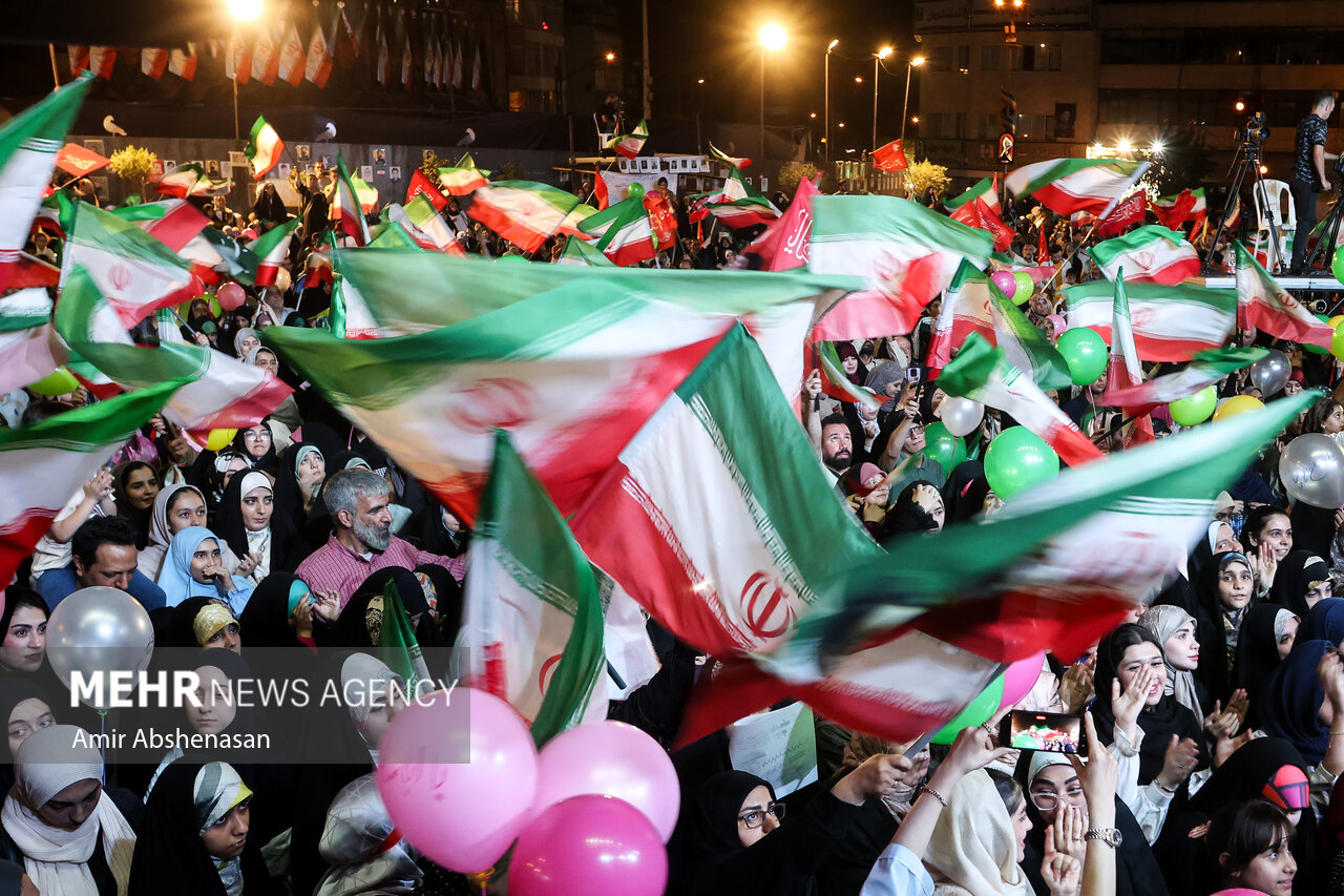 جشن «عید بیعت» در میدان انقلاب