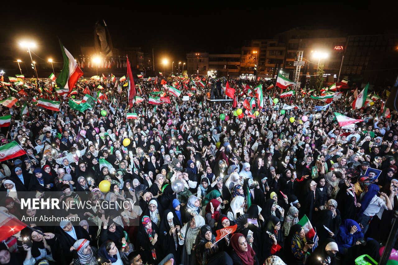 جشن «عید بیعت» در میدان انقلاب