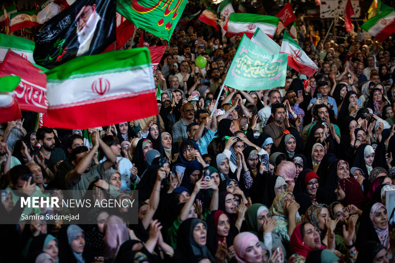 جشن ولادت پیامبر اکرم(ص) در میدان انقلاب