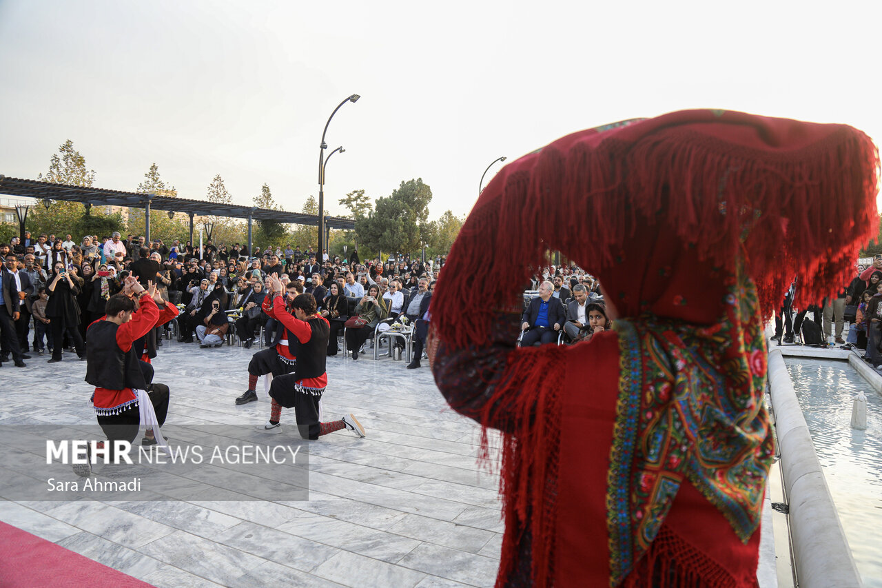 جشنواره روز ملی روستا و عشایر در آرامگاه فردوسی