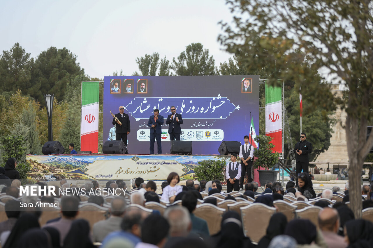جشنواره روز ملی روستا و عشایر در آرامگاه فردوسی