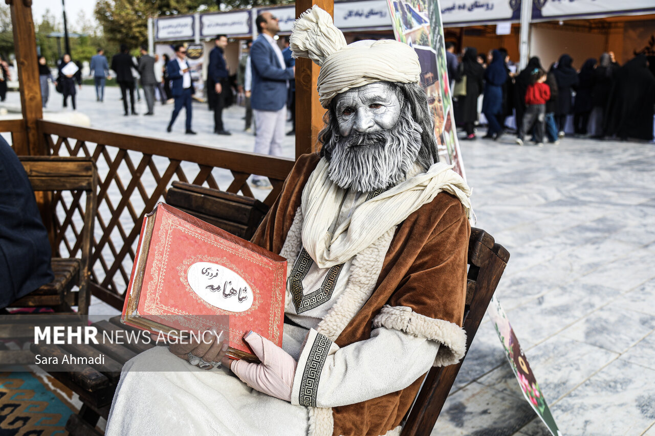 جشنواره روز ملی روستا و عشایر در آرامگاه فردوسی