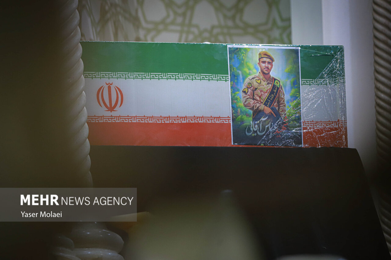 وداع با پیکر شهید عباس آقایی در حرم حضرت معصومه(س)