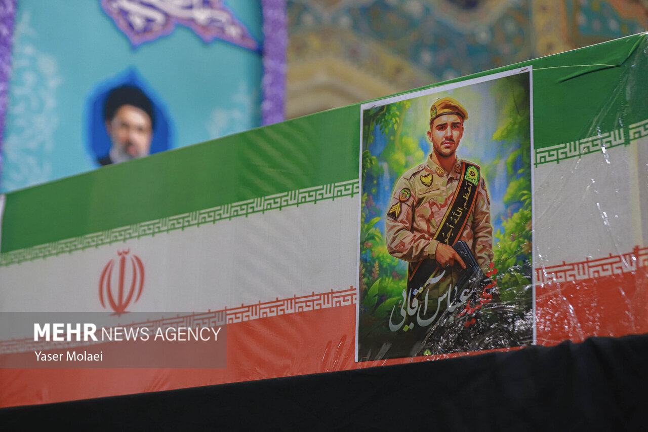 وداع با پیکر شهید عباس آقایی در حرم حضرت معصومه(س)