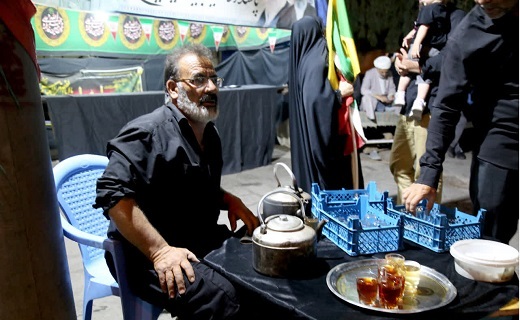 خادمی پدر در موکبی به نام پسر خادمی پدر در موکبی به نام پسر