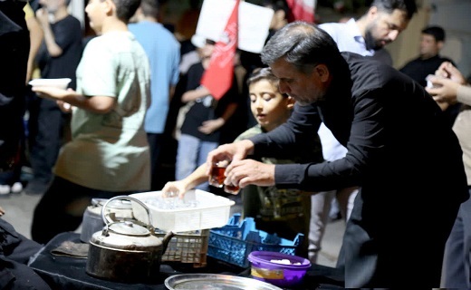 خادمی پدر در موکبی به نام پسر خادمی پدر در موکبی به نام پسر