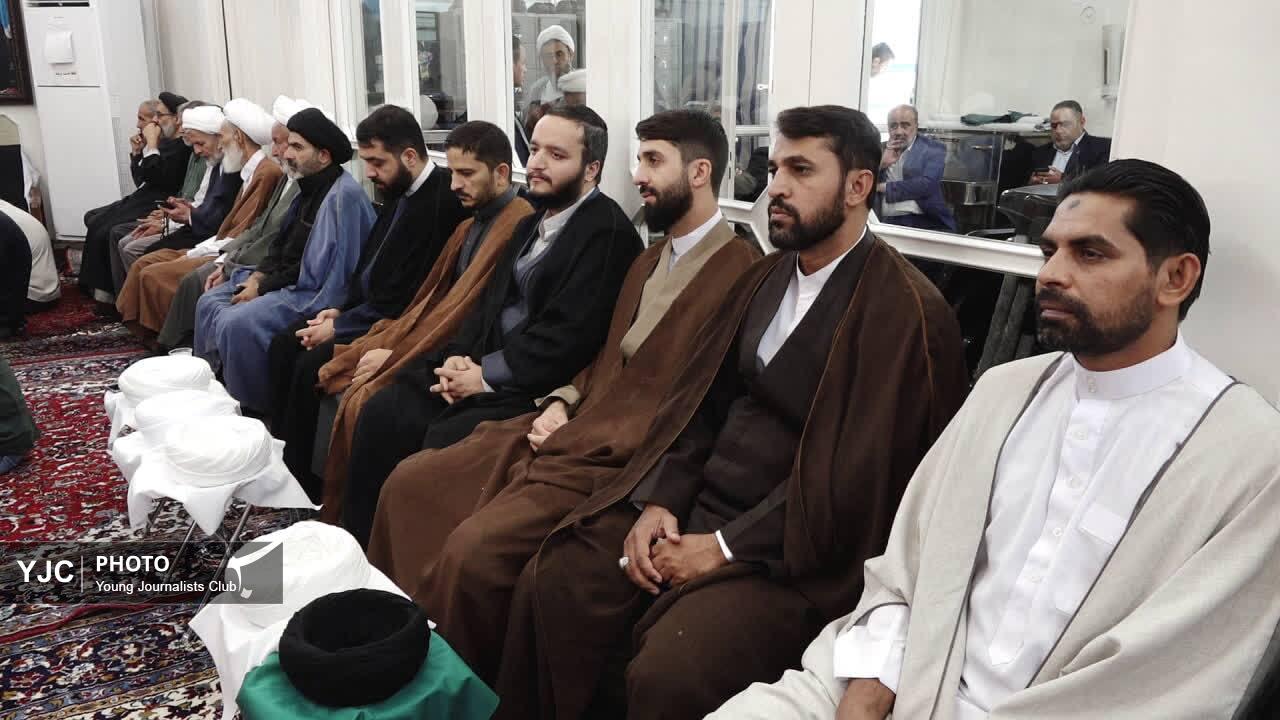 عمامه‌گذاری طلاب جوان قم همزمان با میلاد پیامبر رحمت(ص)