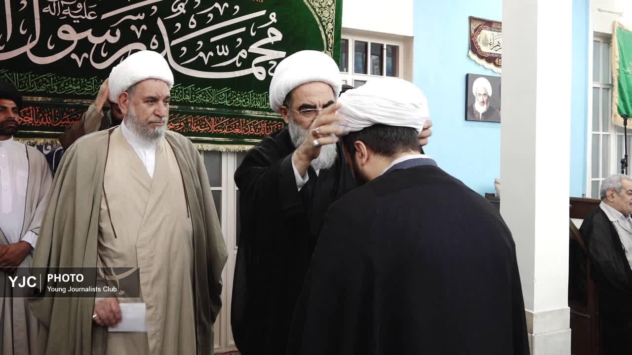 عمامه‌گذاری طلاب جوان قم همزمان با میلاد پیامبر رحمت(ص)