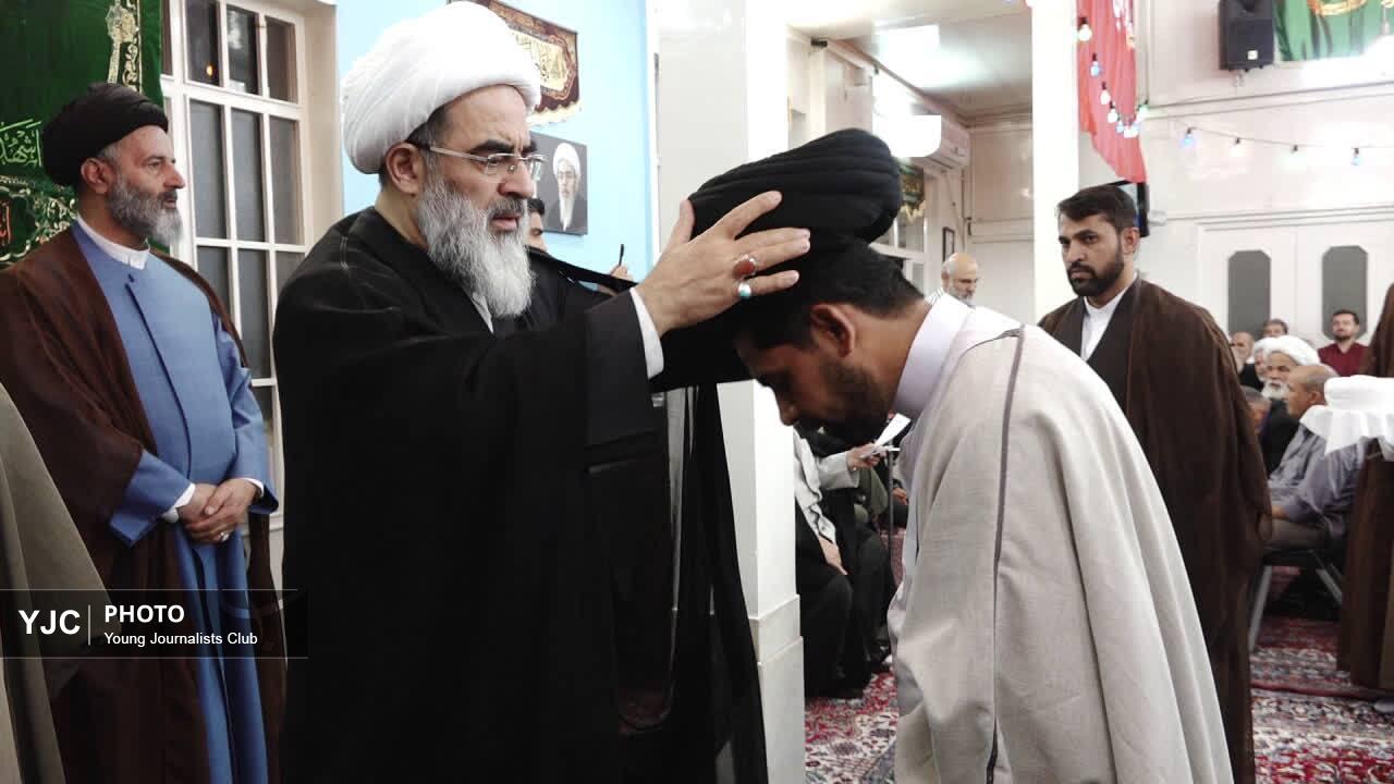 عمامه‌گذاری طلاب جوان قم همزمان با میلاد پیامبر رحمت(ص)