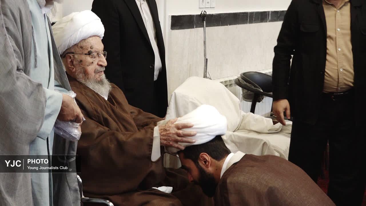 عمامه‌گذاری طلاب جوان قم همزمان با میلاد پیامبر رحمت(ص)