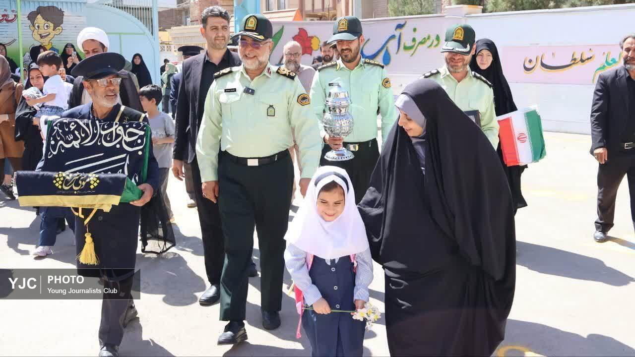 از درب خانه تا کلاس اول؛ روایت بدرقه به یادماندنی برای دختر شهید وزینی از درب خانه تا کلاس اول؛ روایت بدرقه به یادماندنی برای دختر شهید وزینی